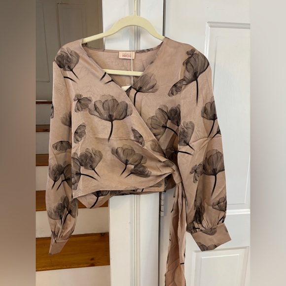 NKN Nekane floral blouse wrap - soft and silky Medium NWT - Picture 2 of 6
